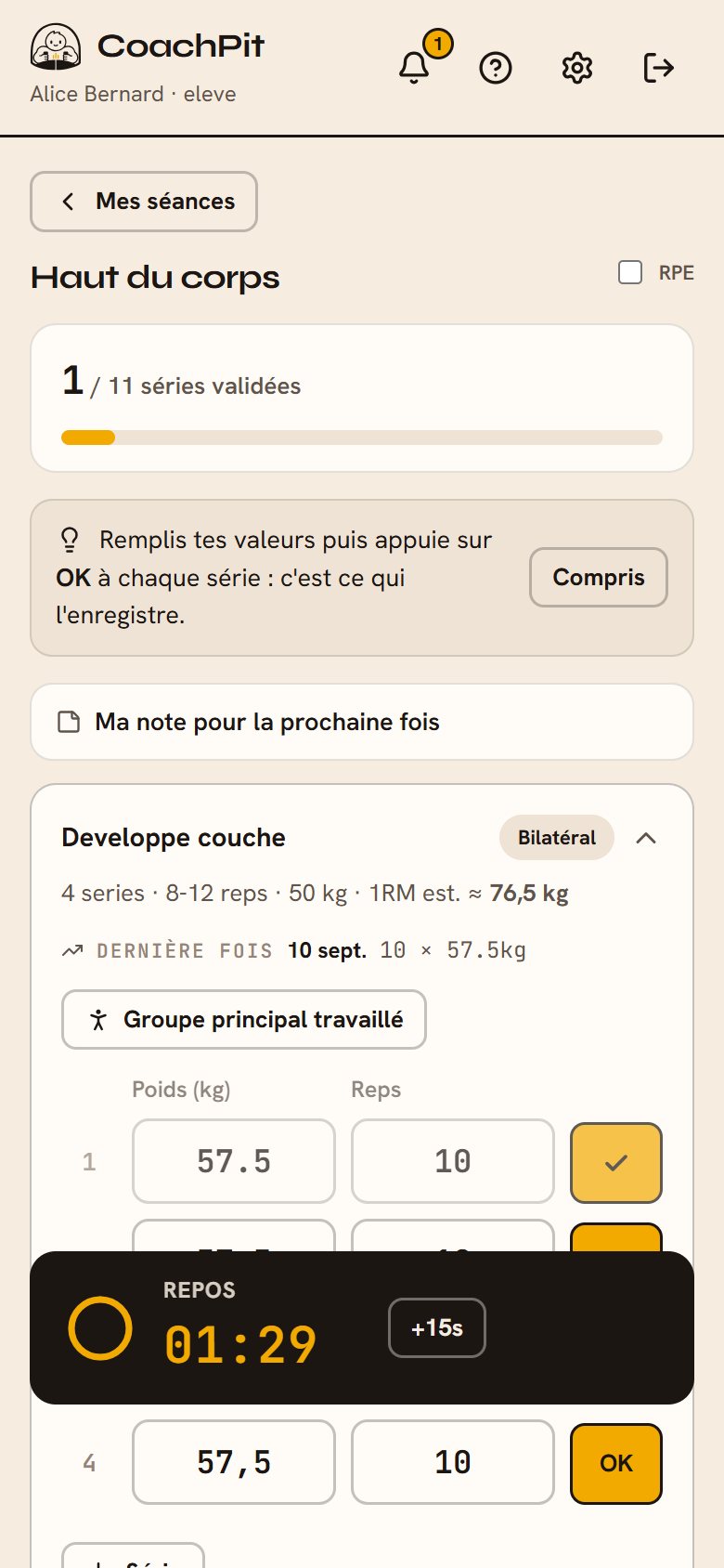 Écran de séance CoachPit sur téléphone : développé couché, première série validée, record repéré et chrono de repos en cours